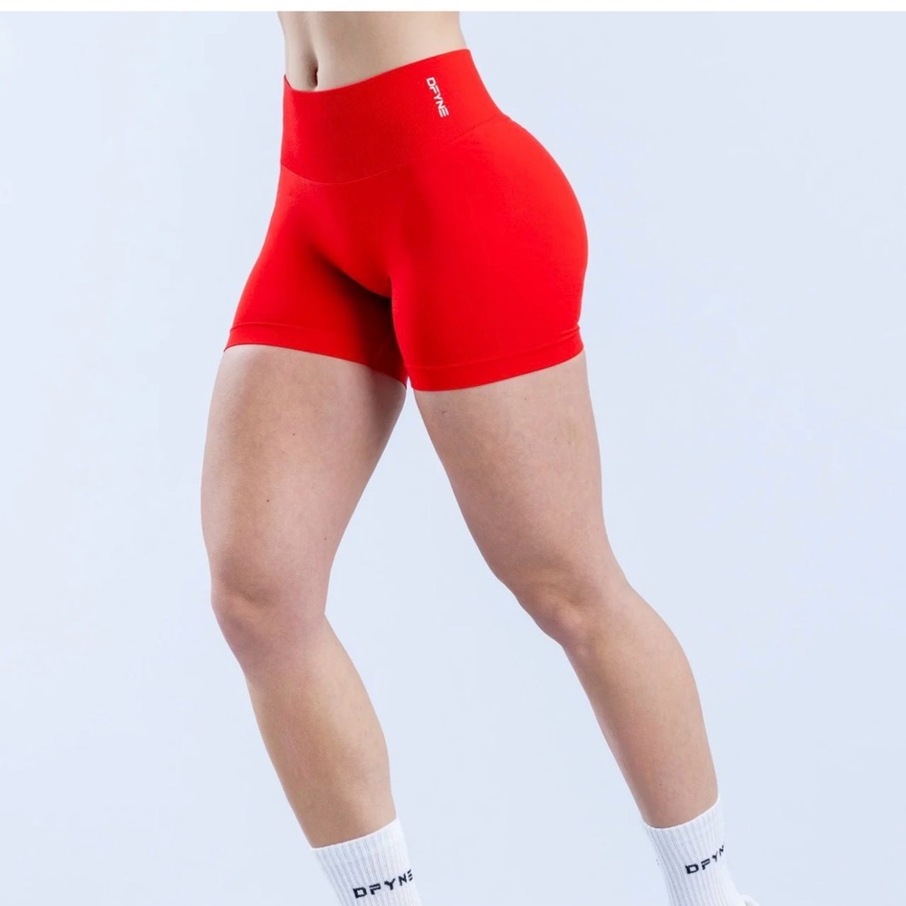 DFYNE Defy 4.5 shorts Lava red!